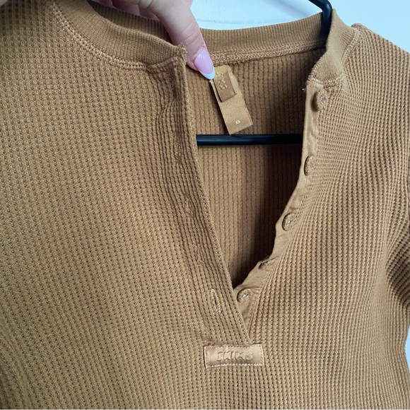SKIMS Waffle Henley Top - Picture 4 of 5